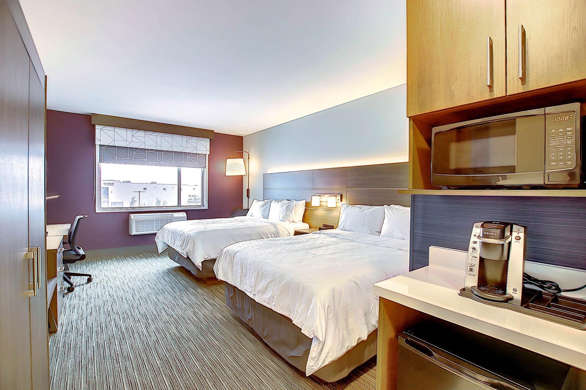 Holiday Inn Express & Suites - Calgary Airport Trail Ne By Ihg Екстериор снимка