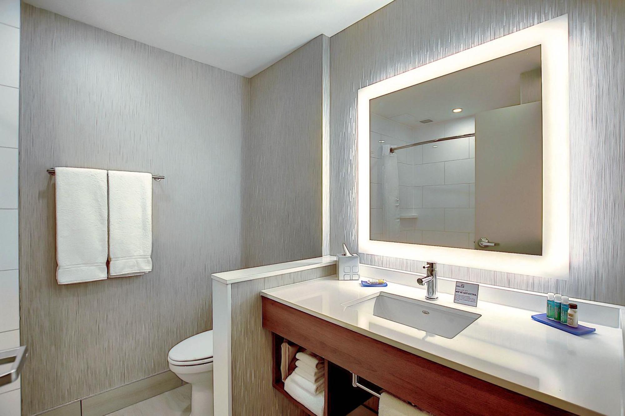 Holiday Inn Express & Suites - Calgary Airport Trail Ne By Ihg Екстериор снимка