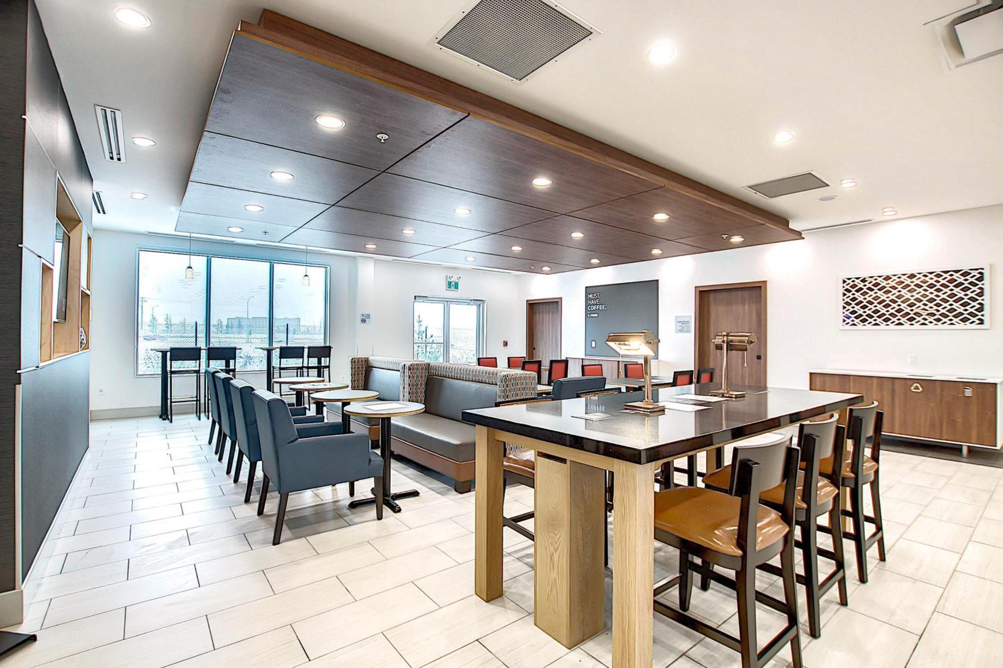 Holiday Inn Express & Suites - Calgary Airport Trail Ne By Ihg Екстериор снимка