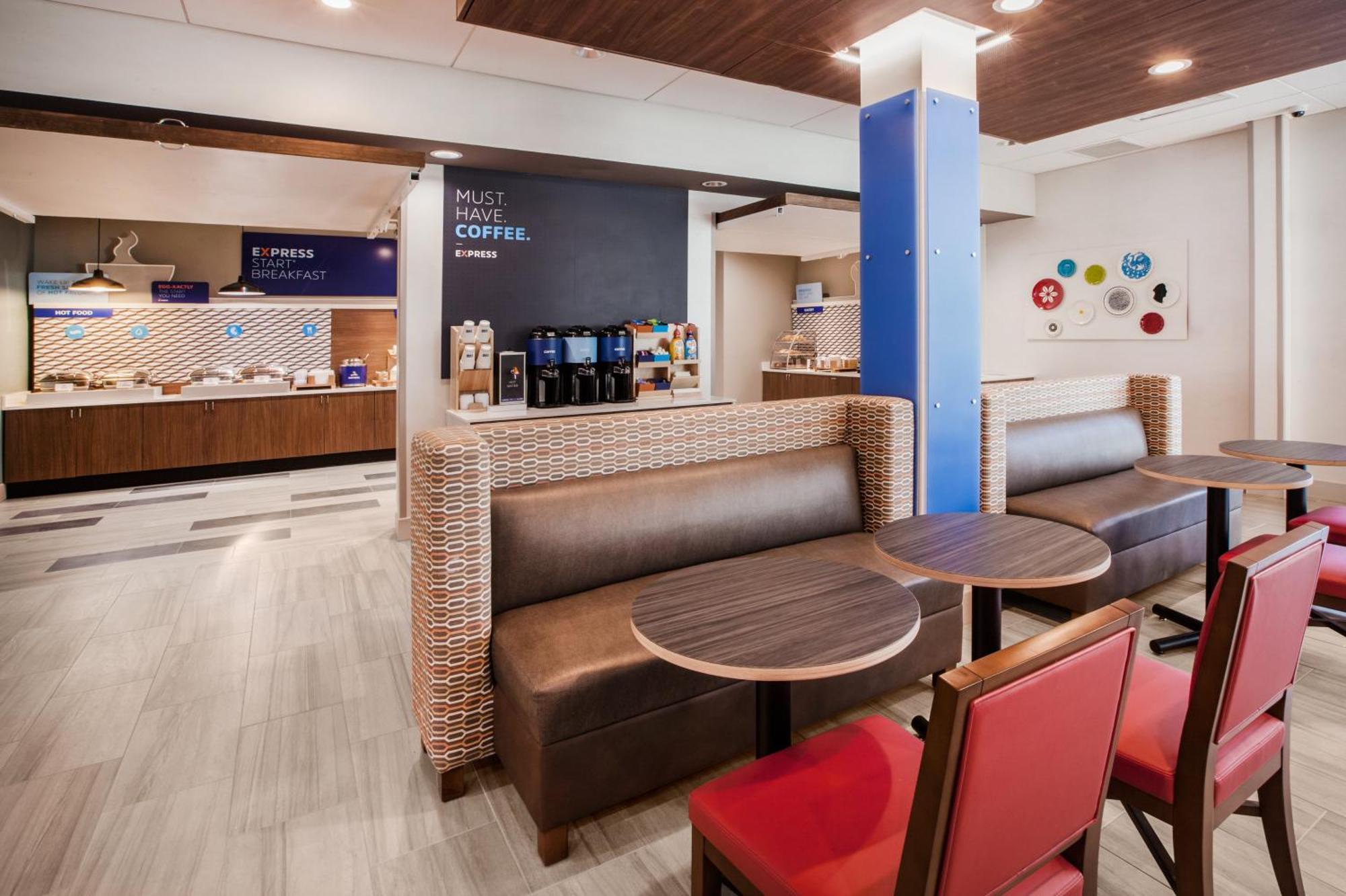 Holiday Inn Express & Suites - Calgary Airport Trail Ne By Ihg Екстериор снимка