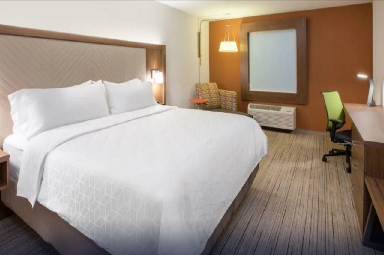 Holiday Inn Express & Suites - Calgary Airport Trail Ne By Ihg Екстериор снимка