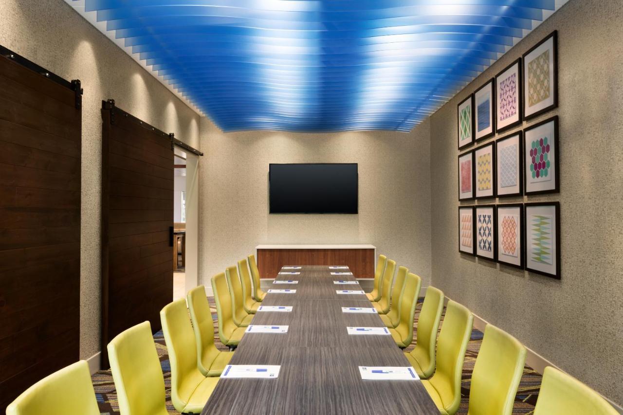 Holiday Inn Express & Suites - Calgary Airport Trail Ne By Ihg Екстериор снимка