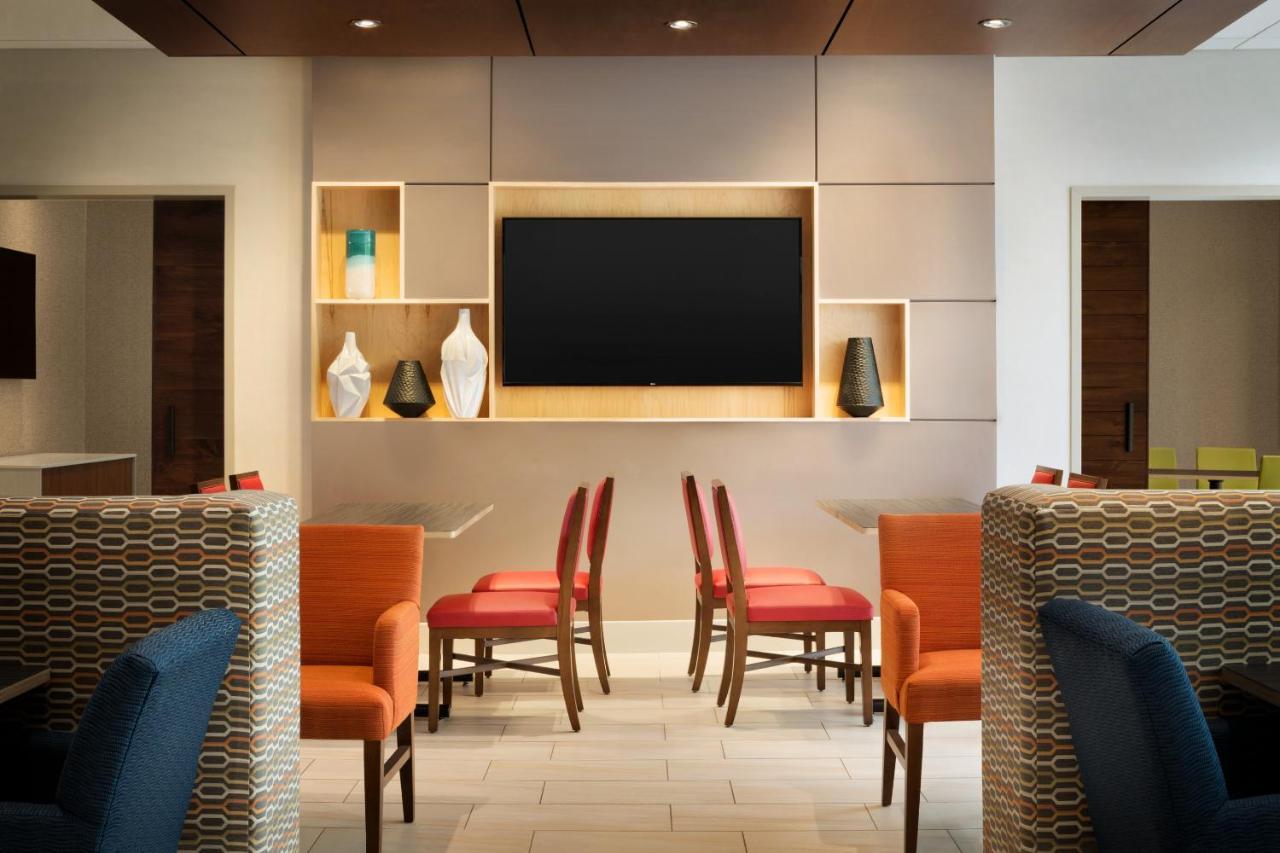 Holiday Inn Express & Suites - Calgary Airport Trail Ne By Ihg Екстериор снимка