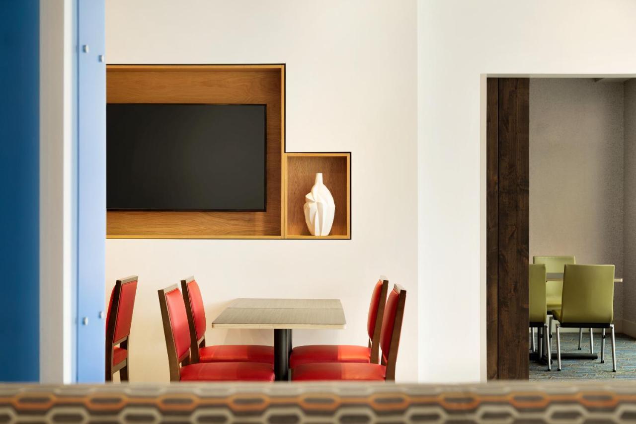 Holiday Inn Express & Suites - Calgary Airport Trail Ne By Ihg Екстериор снимка